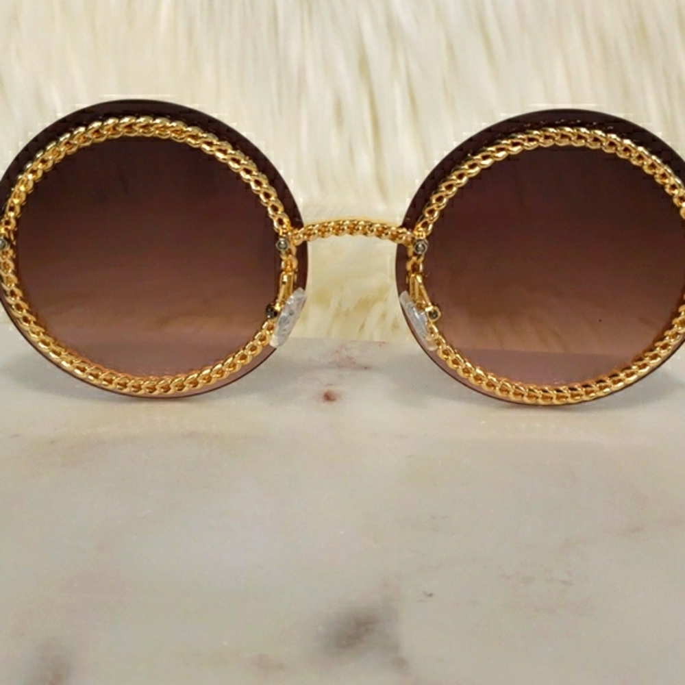 🎅 Round Luxury Sunglasses with Gold Chain Accent - Picture 7 of 8